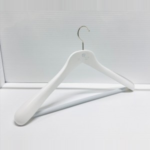 WOODEN HANGERS JACKET HANGERS NA 4555B               45CM  45,5.5